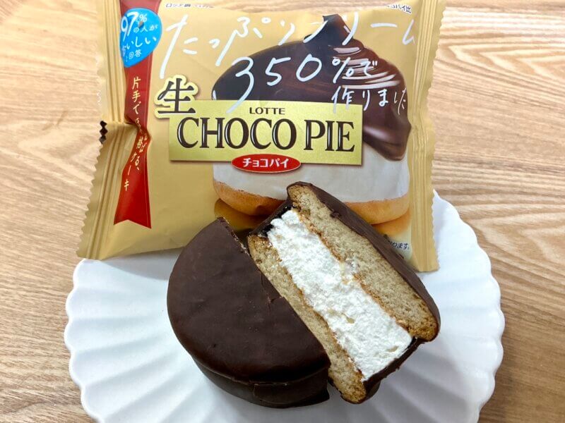 生チョコパイのパッケージと中身をお皿に盛り付けた様子
