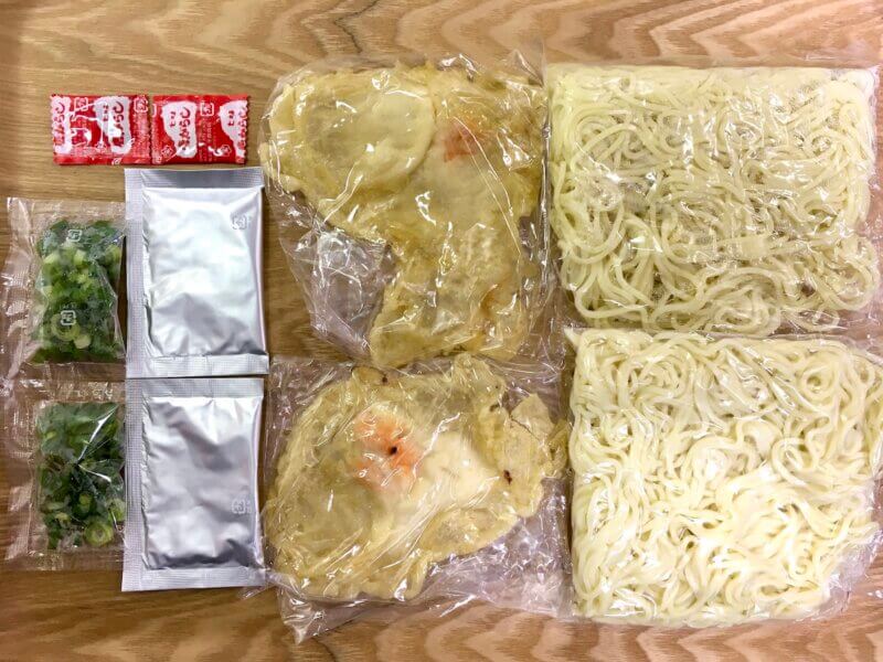 持ち帰り用「まねきのえきそば」の中身を並べた様子