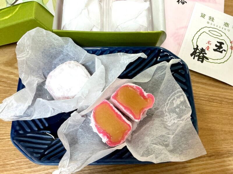 伊勢屋本店「玉椿」の中身をお皿に盛り付けた様子