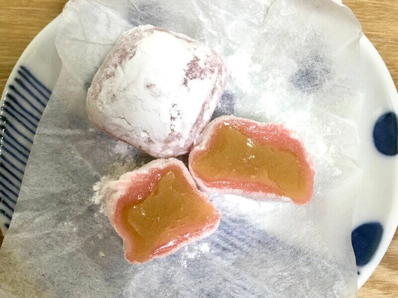 伊勢屋本店「玉椿」の中身をお皿に盛り付けた様子