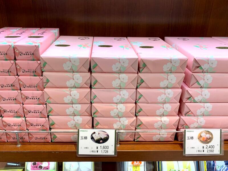 アントレマルシェ姫路の店頭に並ぶ玉椿の様子