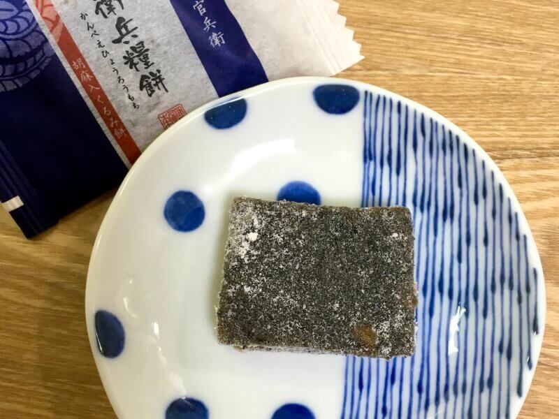 姫路土産・官兵衛兵糧餅の中身をお皿に乗せたところ