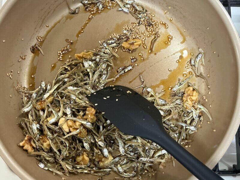 調味料とかえりちりめんを混ぜ合わせているところ