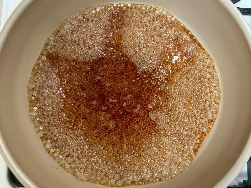 調味料をフライパンで沸騰させているところ