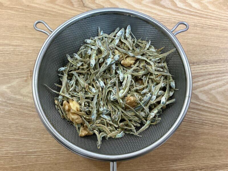 乾煎りしたかえりちりめんと胡桃をザルに入れたところ