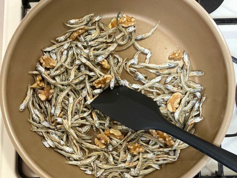 かえりちりめんと胡桃をフライパンで乾煎りしている様子