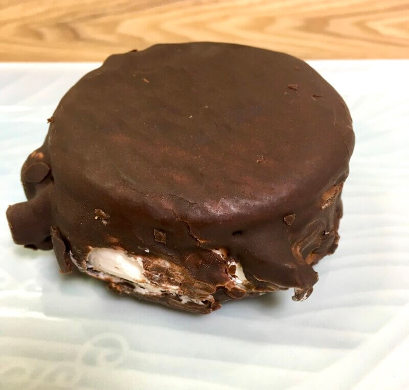 一度溶けて固まった様な形の生チョコパイ