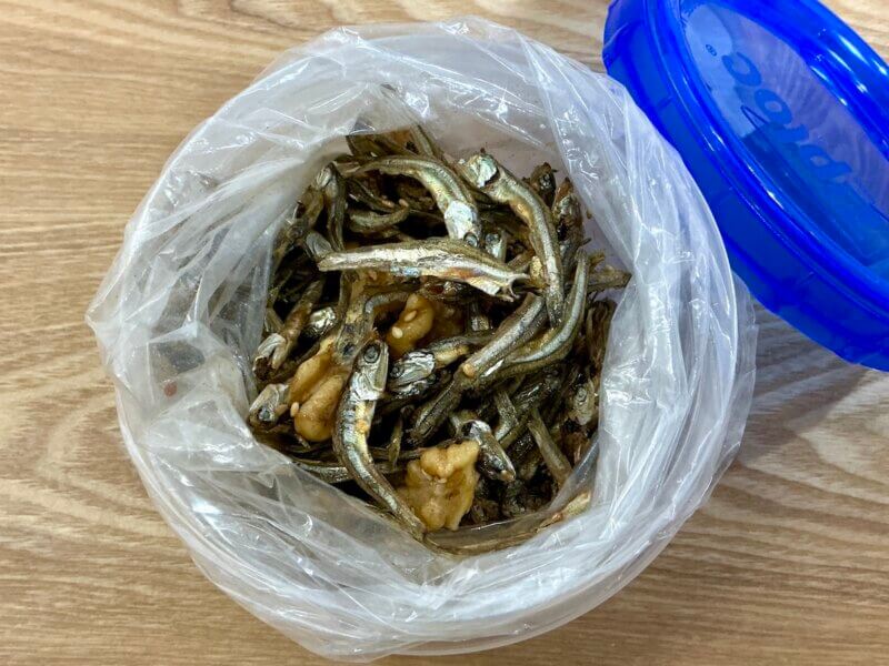 粗熱を取ったごまめ(田作り)を保存容器に入れたところ