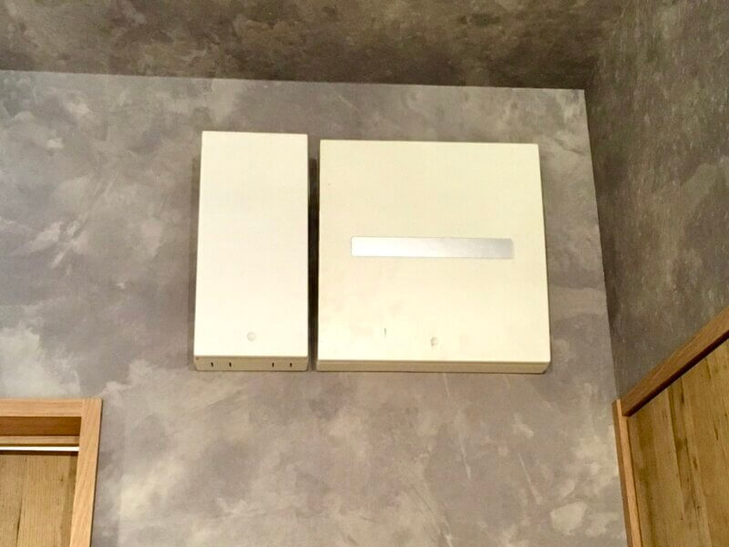 ブレーカーの位置/洗面所とトイレの間の上。