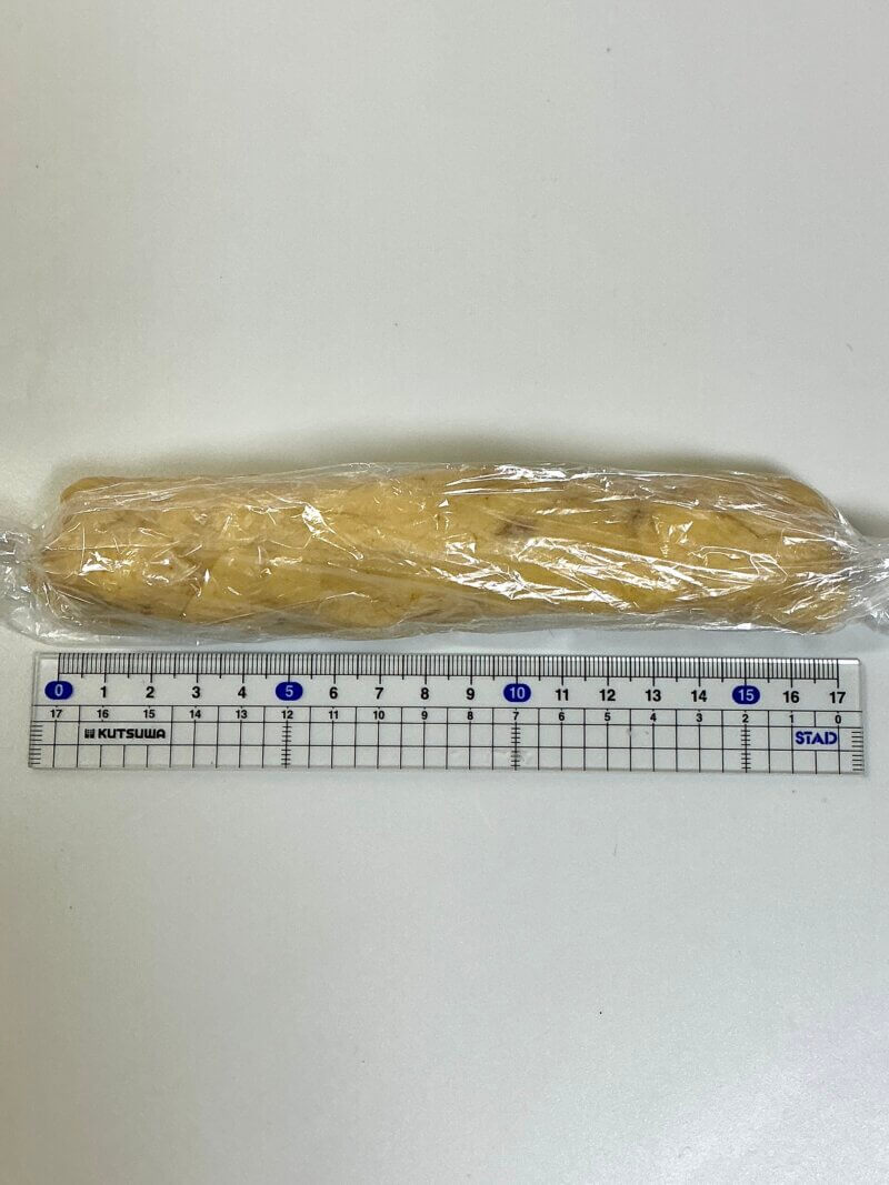 出来上がったクッキー生地をラップに包んで17cmの棒状に伸ばしたところ