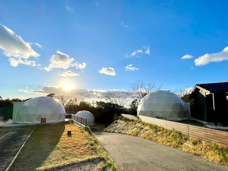 出雲グランピングレウナのドームテントを夕日と共に撮った写真