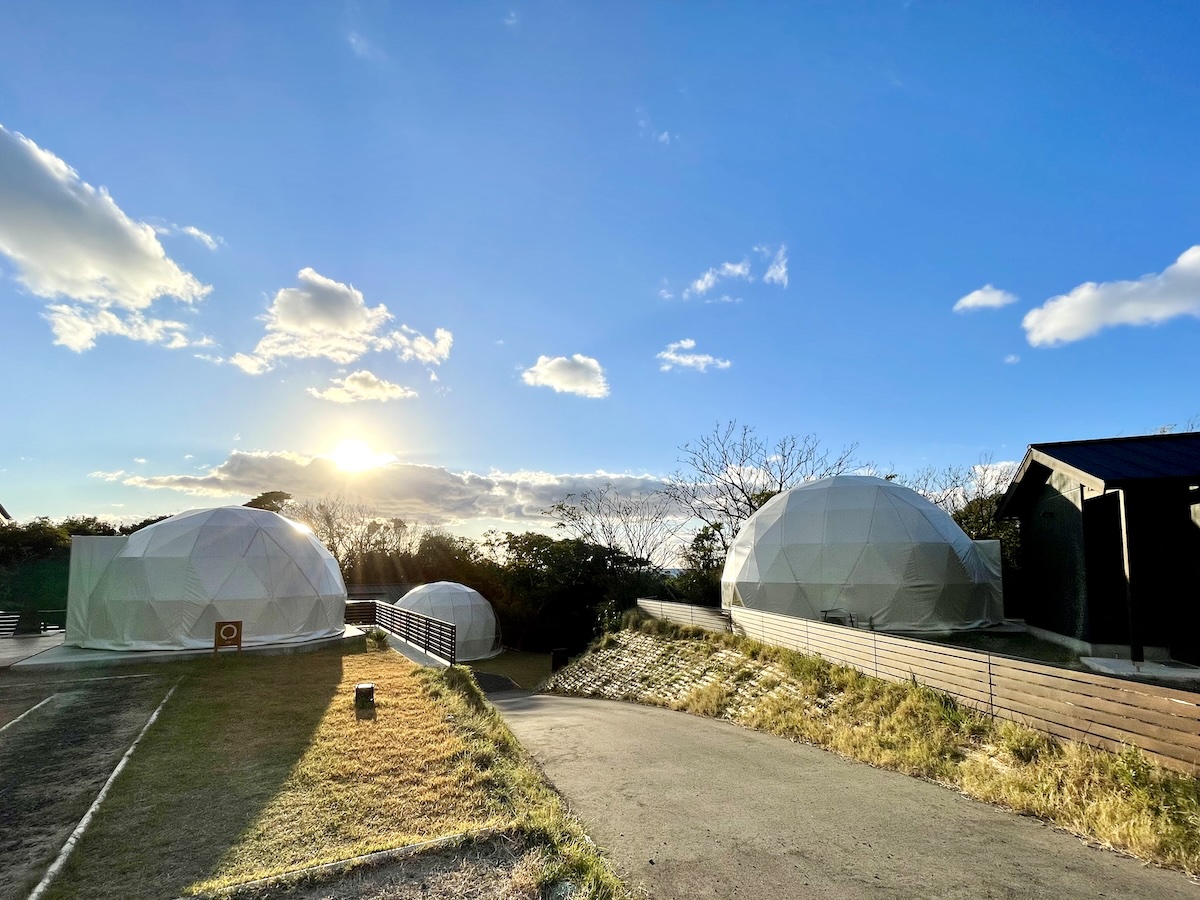 出雲グランピングレウナのドームテントを夕日と共に撮った写真