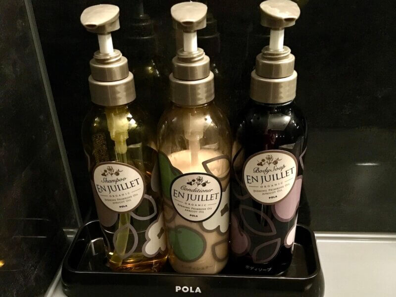 部屋のお風呂に設置されているシャンプー・コンディショナー・ボディソープをとった写真