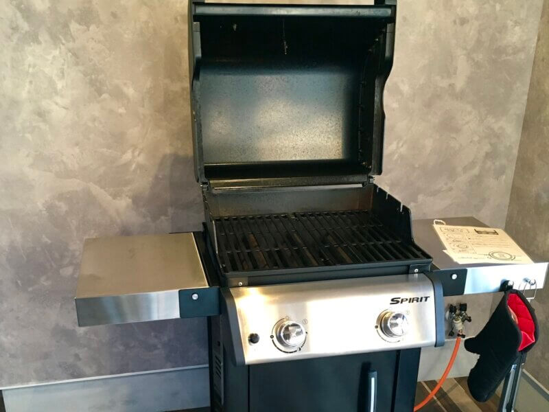 部屋に設置されているBBQガスグリルの写真