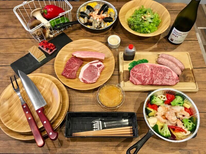 出雲グランピングREUNAの夕食プラン（1人￥8,250）の食材を並べた様子