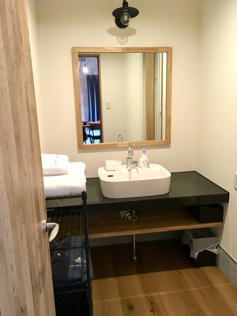 部屋の中の洗面台の様子