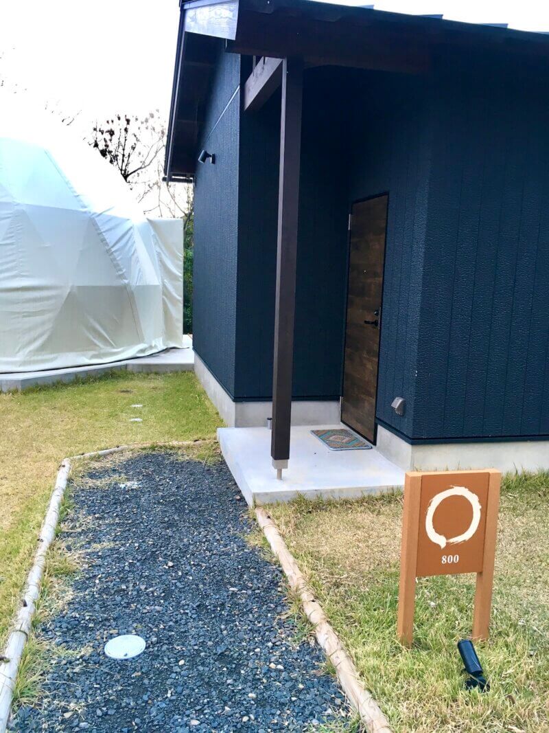 出雲グランピングREUNAの部屋番号800の玄関前