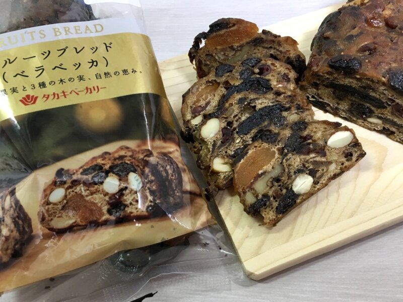 タカキベーカリーのベラベッカをカットしている様子