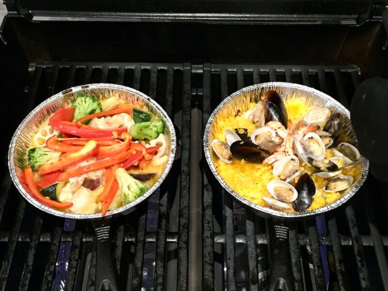 BBQガスグリルで調理しているアヒージョとパエリア