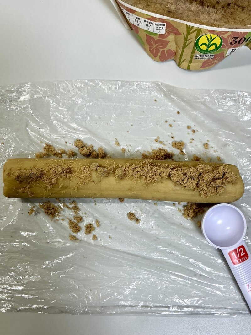 クッキー生地に黒糖をまぶしている様子