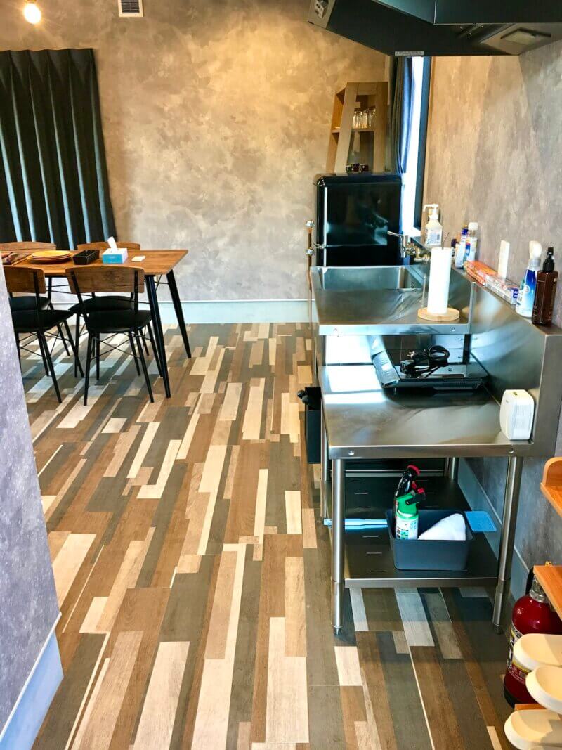 出雲グランピングREUNAの部屋の玄関を開けたところの写真