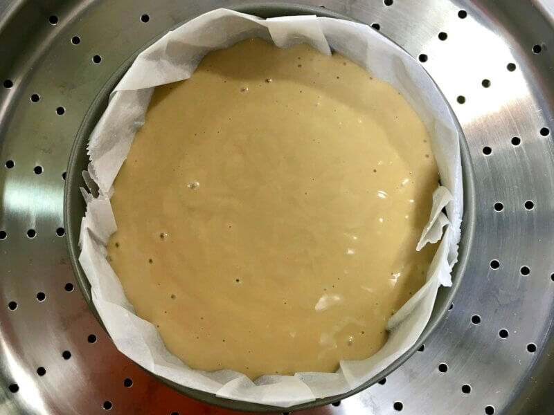 黒糖蒸しパン生地を蒸し器に入れているところ
