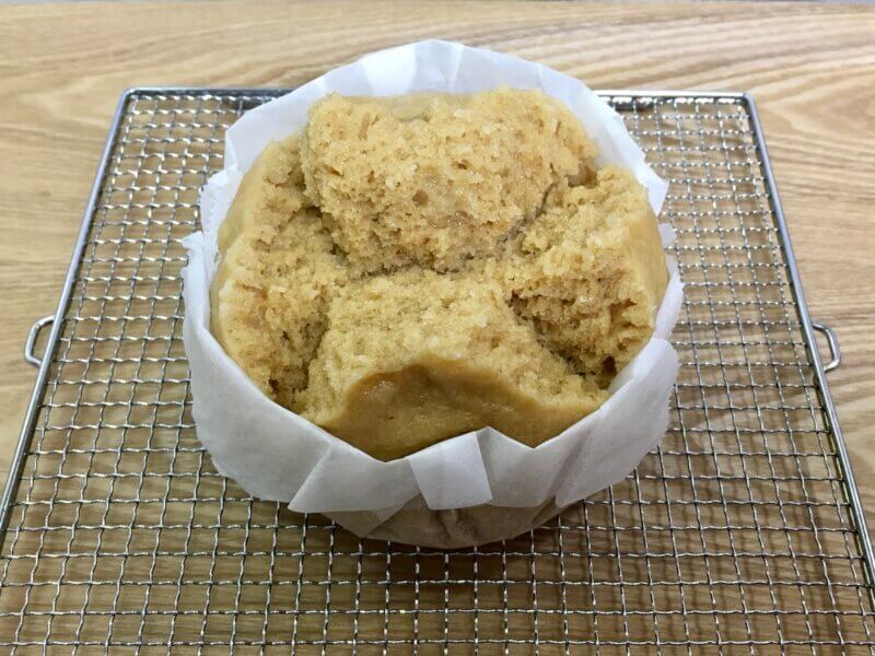 蒸し器で作った黒糖蒸しパンの粗熱を取っているところ