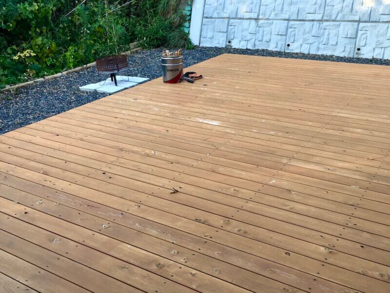 部屋にある広いウッドデッキを撮った写真