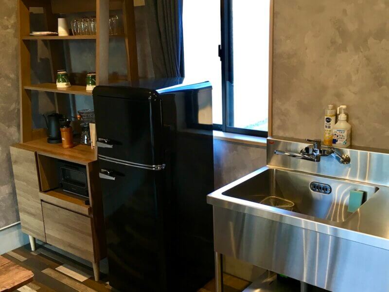 宿泊部屋の中にある食器棚・冷蔵庫の様子