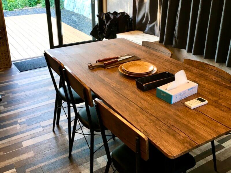 部屋のダイニングテーブルの様子