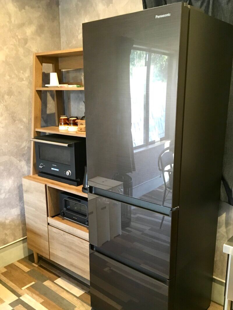 2回目宿泊時に変更になった冷蔵庫の大きさ・電子レンジの設置された様子