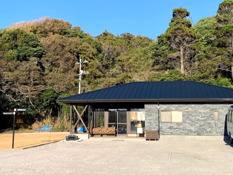 出雲グランピングREUNAの施設内にある管理棟の外観