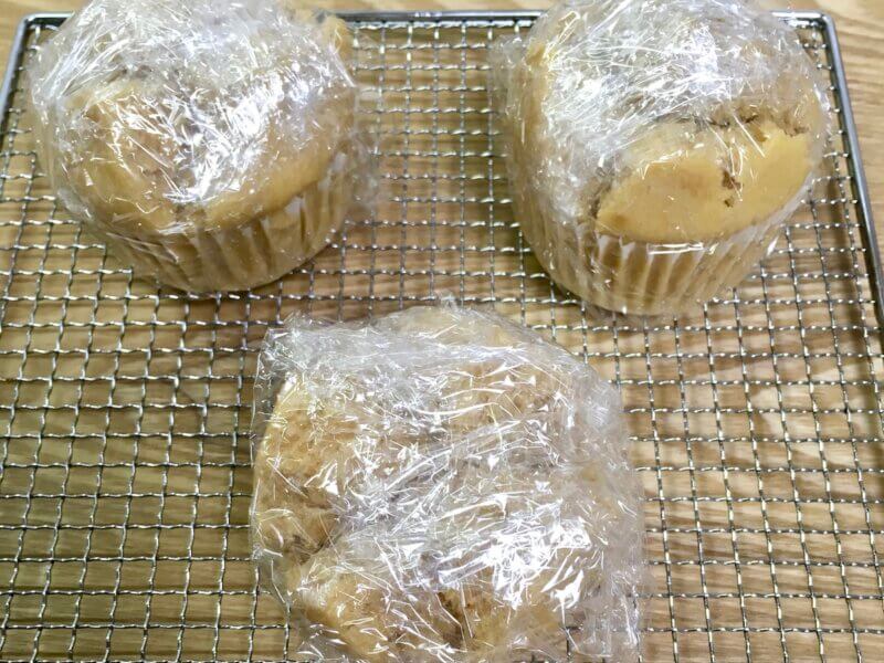黒糖蒸しパンをラップで包んでいるところ