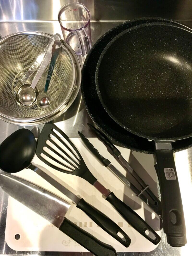 部屋に用意されている調理器具一式の写真