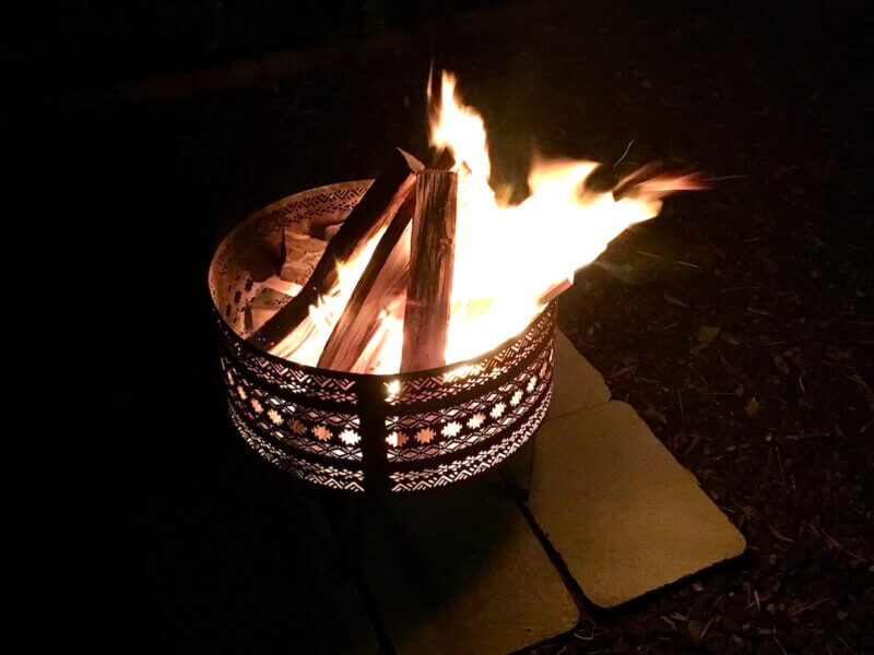 悪戦苦闘して着火した焚き火の様子を撮った写真