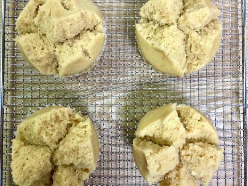 フライパンで作った黒糖蒸しパンの粗熱を取っているところ