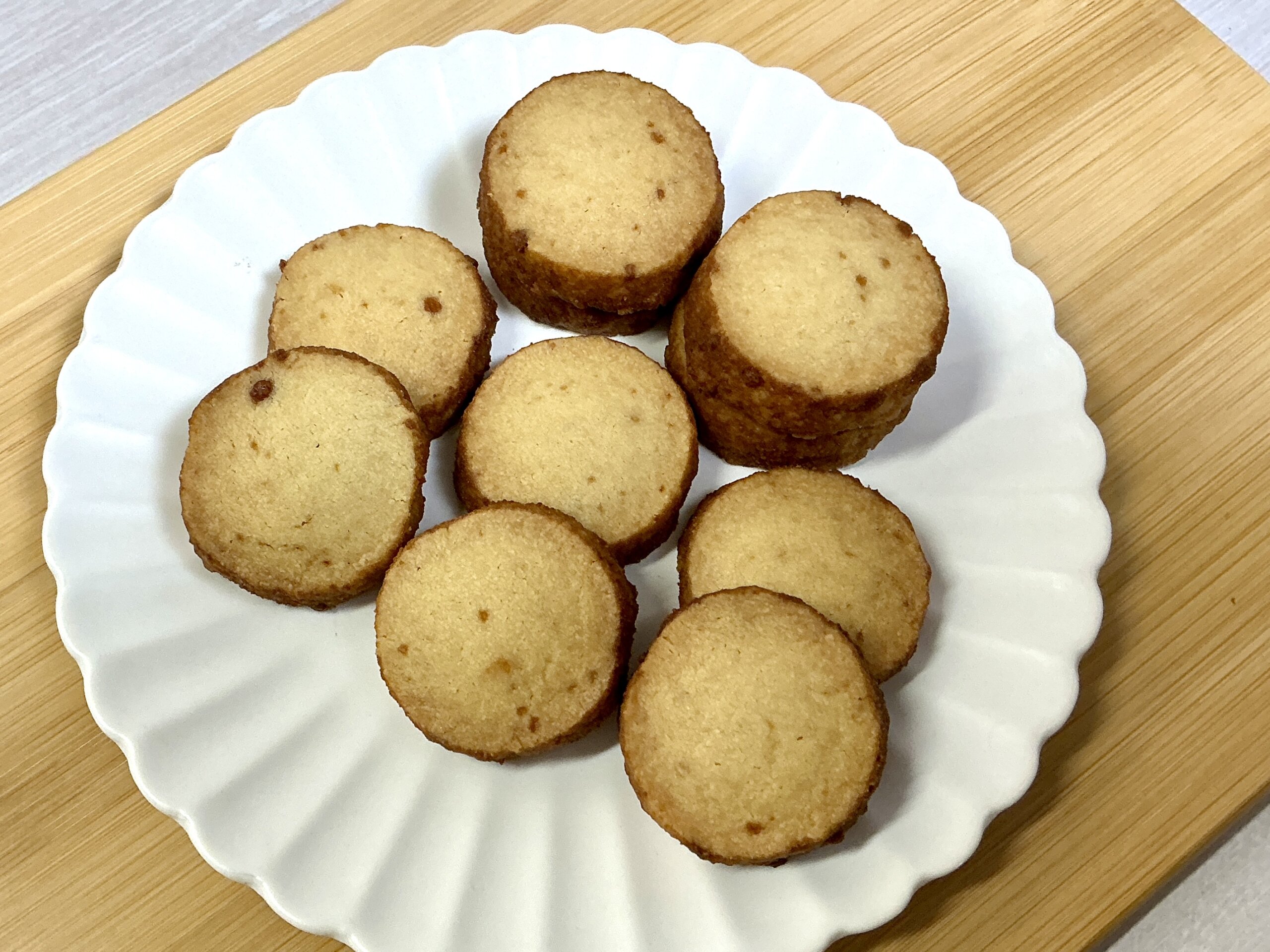 黒糖で作ったディアマンクッキーをお皿に盛った写真