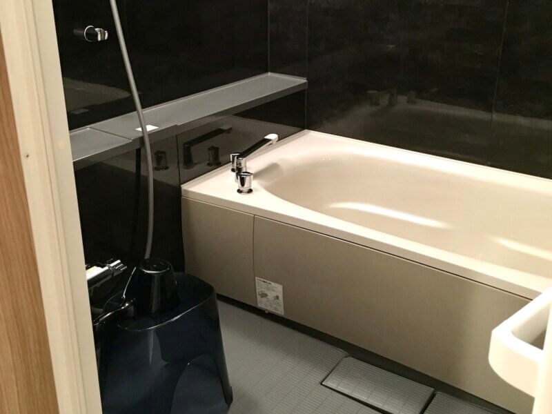 部屋にあるお風呂（浴槽）の様子を写した写真