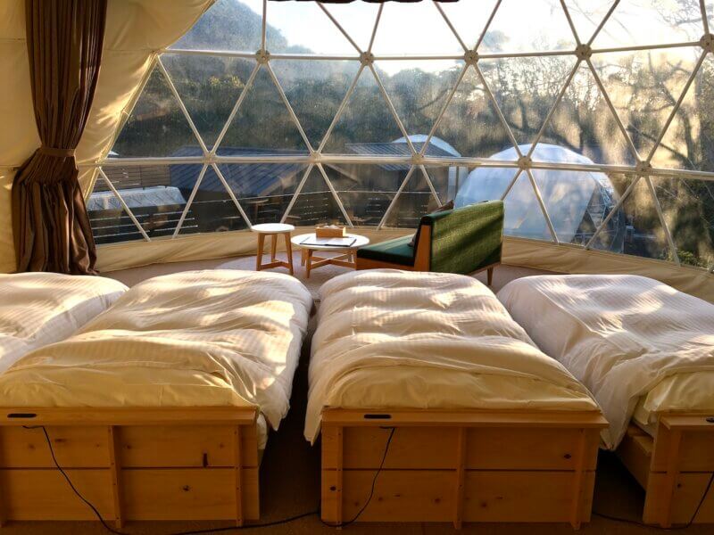 ドームテントから見える景色を含めて部屋の様子を撮った写真