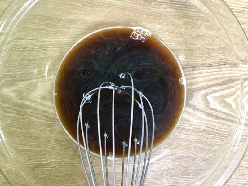 黒糖をお水に溶かしているところ