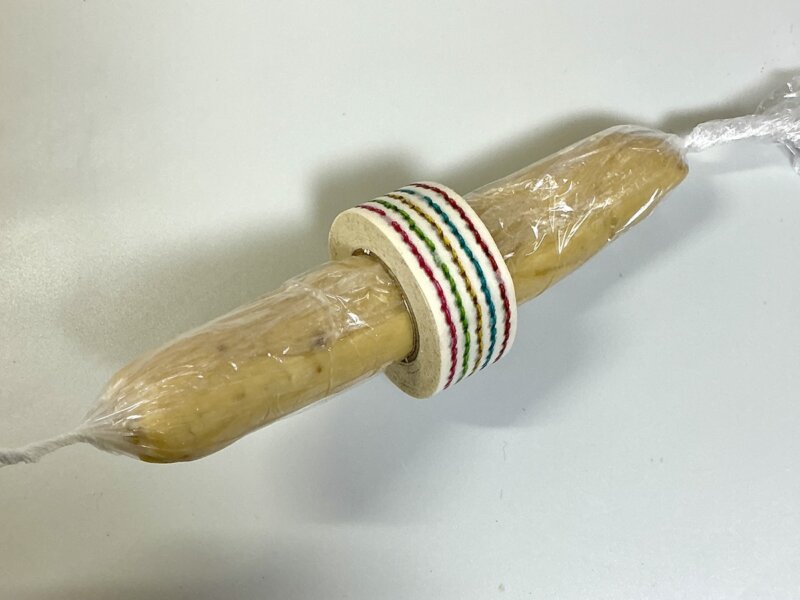 クッキー生地をマスキングテープに通している様子