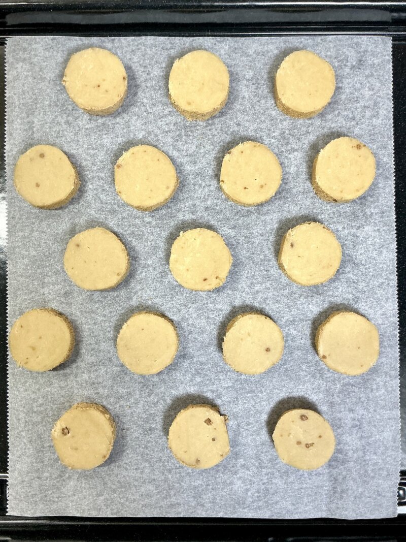 天板に幅1cmにカットしたクッキー生地を乗せている様子