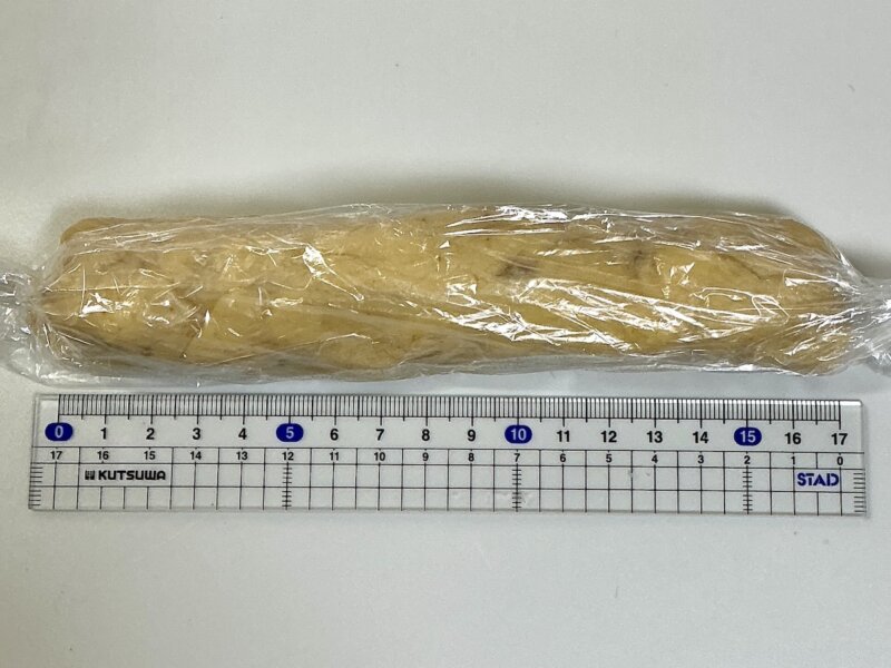 クッキー生地を17cmの棒状に伸ばしたところ