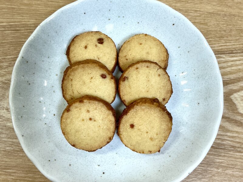 黒糖ディアマンクッキーをお皿に盛り付けている様子