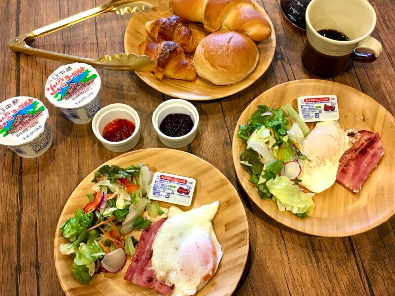 出来上がった朝食を盛り付けた様子