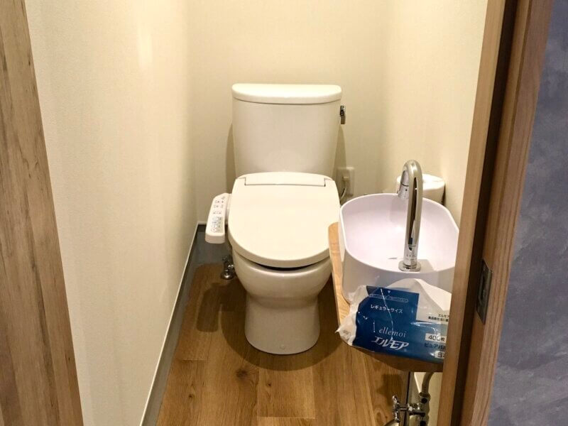 部屋のトイレの様子を撮った写真
