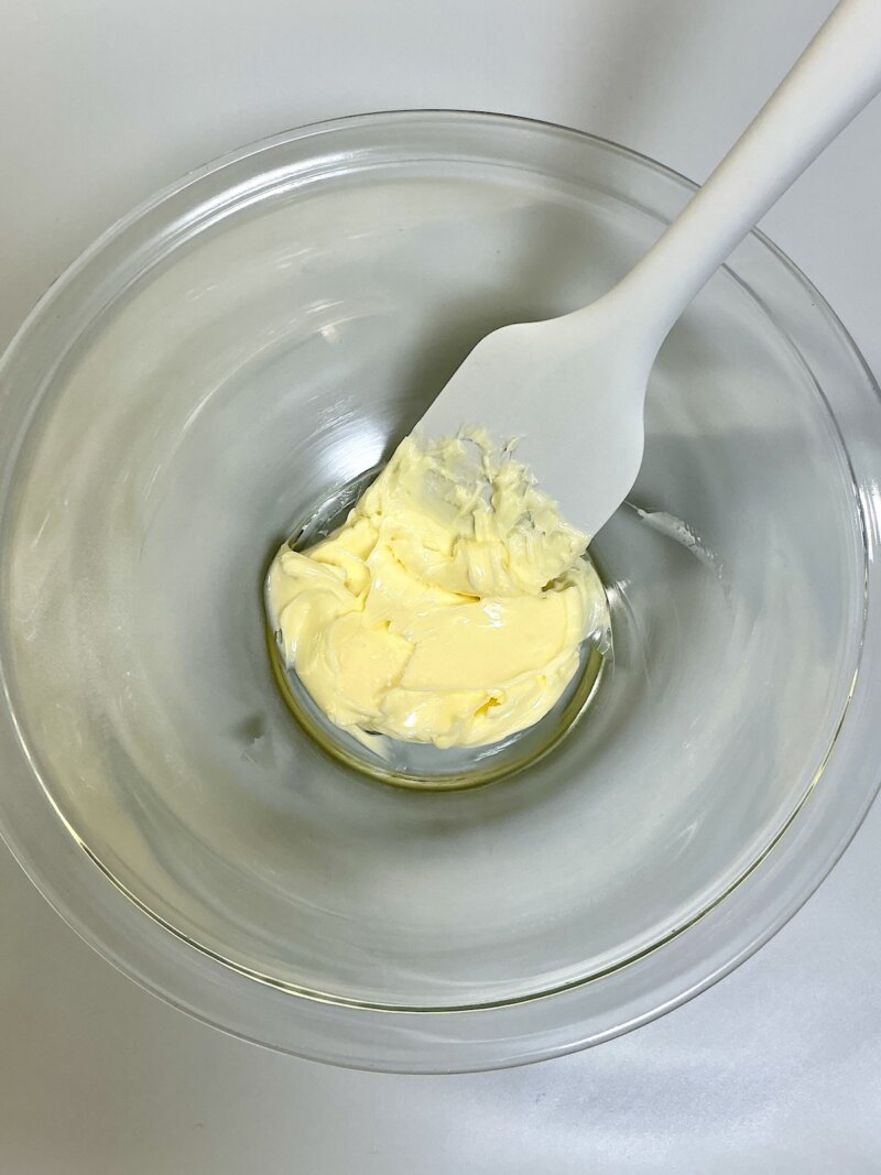 無塩バター50gをクリーム状にした様子