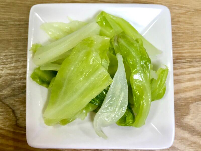 塩キャベツを一晩馴染ませたあと、お皿に盛り付けた様子