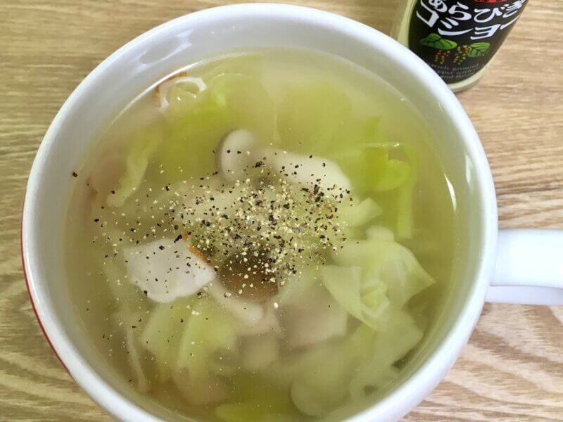 塩キャベツを小さく切ってスープに入れた様子