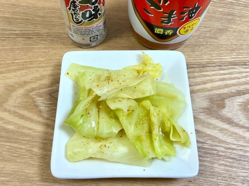 塩キャベツに七味とごま油をかけてラー油風にアレンジした様子
